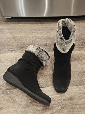 La CANADIENNE Black Suede Ankle Boots with Gray Faux Fur [2-way (cuff, or not)]